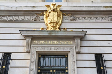 Porte d'entrée du Palais de Justice de Paris sur l'île de la Cité