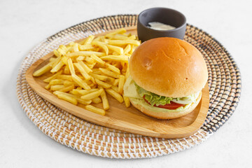 Burger de bœuf au plantain, servi avec des frites – cuisine congolaise moderne