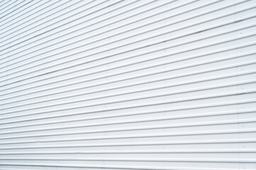 Obraz premium White corrugated metal wall forming a repetitive pattern