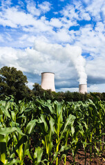 vue d'une centrale nucléaire en production d'électricité