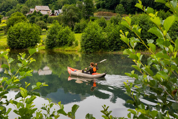 canoë kayak sur le lac de Genos à loudenvielle en occitanie France 