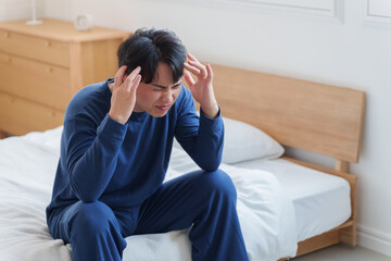 ベッドで落ち込む男性