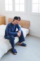 ベッドで落ち込む男性