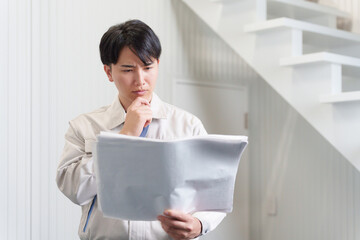 図面を確認する作業員