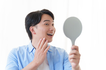 スキンケアする男性