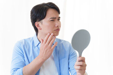 肌荒れに悩む男性