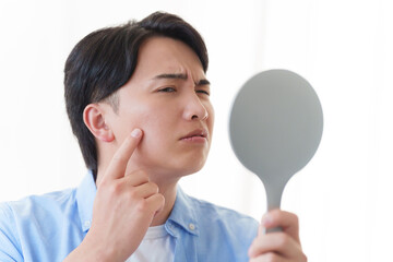肌荒れに悩む男性