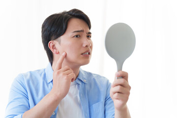肌荒れに悩む男性