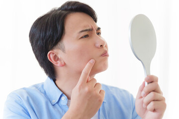 肌荒れに悩む男性
