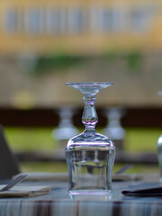 Table dress&eacute;e