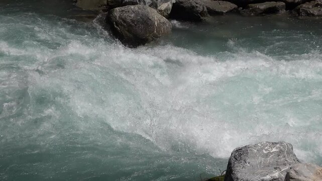 Vue sur des courants rapides de rivi&egrave;re de montagne &agrave; vitesse r&eacute;elle