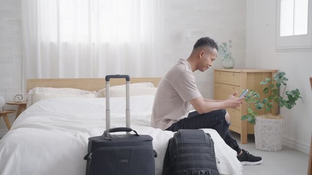 ホテルでスマホを使う外国人観光客