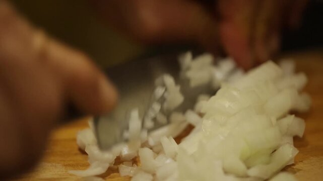 Faca picando cebola.