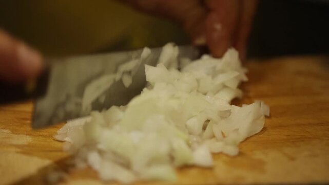 Faca picando cebola.