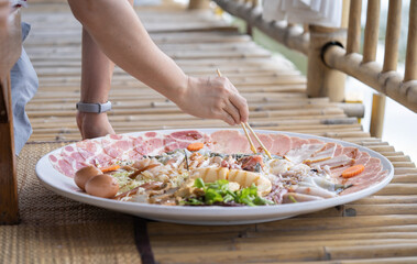 Huge Shabu is a dish made of raw pork and chicken meat, tofu, and a few vegetables. blanch in a pot of hot water.