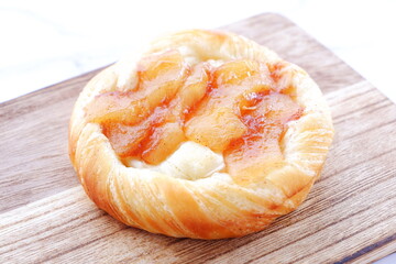 アップルデニッシュ - りんご煮をたっぷり使ったおいしそうなリンゴのデニッシュ
