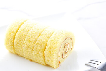 ロールケーキ - ふんわりとした食感のロールケーキ（バニラ）でおやつの時間
