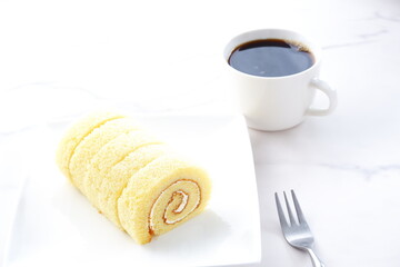 ふんわりとした食感のロールケーキ（バニラ）と、淹れたてのコーヒーで、のんびりコーヒーブレイク
