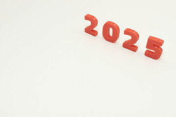 シンプルながら力強い赤い2025年