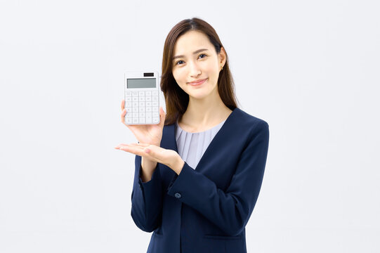 計算機を持って説明するビジネスウーマン　スーツの女性
