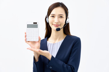 電卓を持って案内するオペレーターの女性
