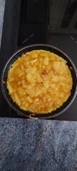 Cocinando una tortilla de patata con cebolla