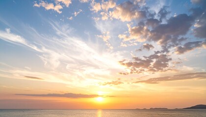 Naklejka premium Soft pastel sunset sky with wispy clouds, casting a warm glow over a calm horizon, ultra-crisp