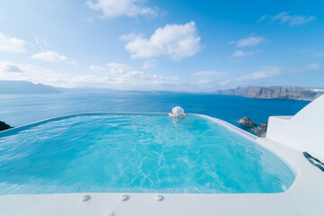 ギリシャのサントリーニ島で泳ぐ女性