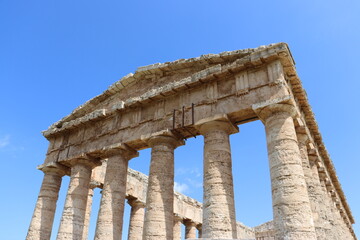 Obraz premium Segesta, Sicily, Italy - April 7 2025: Doric Temple of Segesta