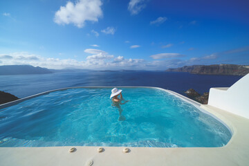 ギリシャのサントリーニ島で泳ぐ女性