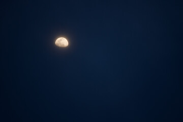 Obraz premium Misty Moon in a Twilight Sky with a Soft Glow
