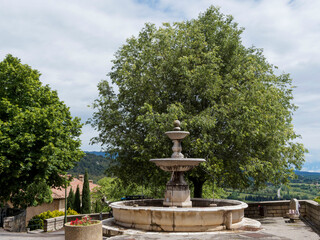 Obraz premium Le village provençale de Moissac-Bellevue (Var). La Fontaine de Prestige au centre du village 
