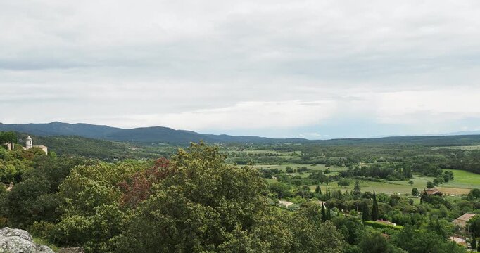 Au coeur de la Provence.  La plaine de Moissac-Bellevue, Boucle de l'Aigle des Cugulons, la for&ecirc;t de P&eacute;lenc, la montagne des Espigui&egrave;res et le Massif des Maures
