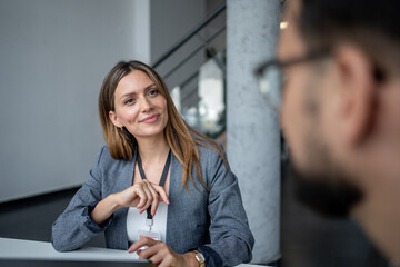 Obraz premium Businesswoman listening to colleague during meeting in office
