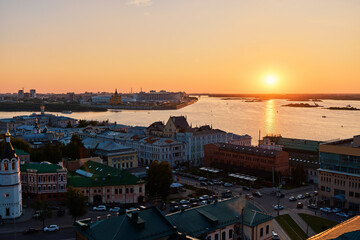 Obraz premium Sunset Panorama of Nizhny Novgorod with Churches and Riverscape