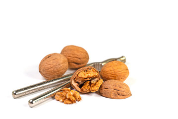 Walnüsse und Nussknacker vor weißem Hintergrund