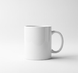 Mock-up d'une tasse blanche avec un arrière-plan blanc