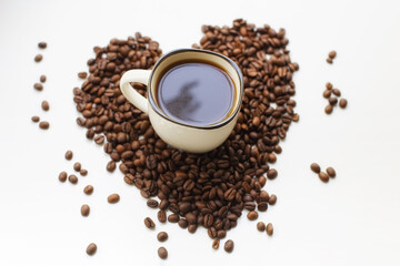 Coffee cup and coffee beans on a white background. A coffee drink.