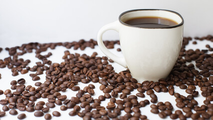 Coffee cup and coffee beans on a white background. A coffee drink.