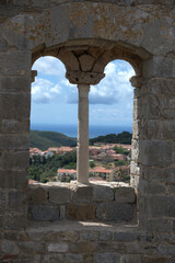 Resti del castello medievale con finestra, la Rocca a Campiglia Marittima, Toscana, Italia