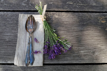 Altes Besteck mit Lavendel