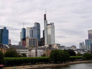 Ein Spaziergang durch die Frankfurter Innenstadt zum Maintower mit Blick zur Skyline am Abend