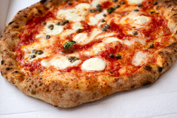 Primo piano di una classica Pizza Napoli, cibo italiano 