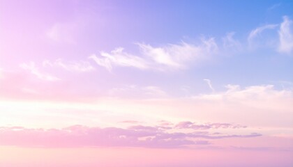 朝焼けを映す薄雲とグラデーションの空