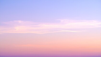 朝焼けを映す薄雲とグラデーションの空