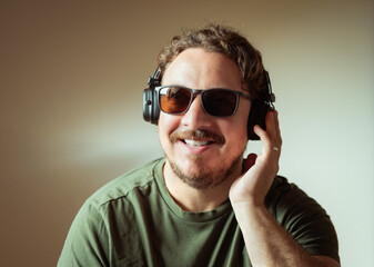 Fototapeta premium Joyful Man in Headphones and Sunglasses: Modern Audio Experience