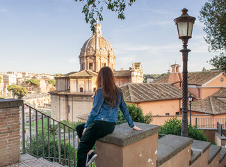 Mujer de viaje mirando el casco histórico de una antigua ciudad europea. Paseando por Roma....
