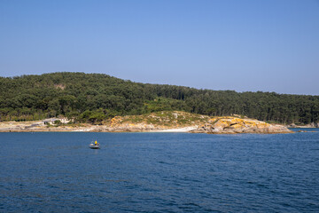 Obraz premium Stunning view of Cíes Islands and the Ons Sea in Galicia, Spain. Crystal-clear waters, rugged coastline, and natural beauty in this pristine Atlantic paradise.