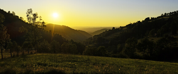 Ciel jaune et montagnes