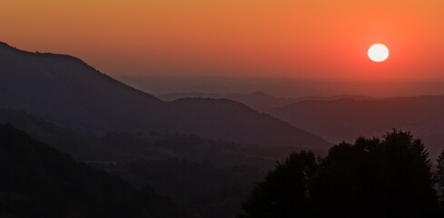 Panorama et soleil orange